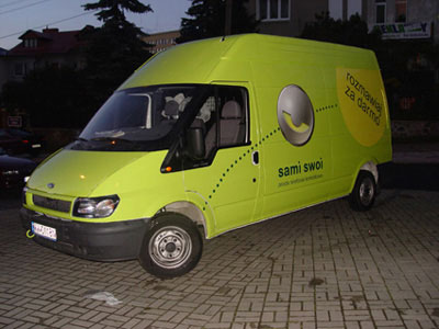 Oklejony samoch�d nale��cy do sieci kom�rkowej Sami-Swoi